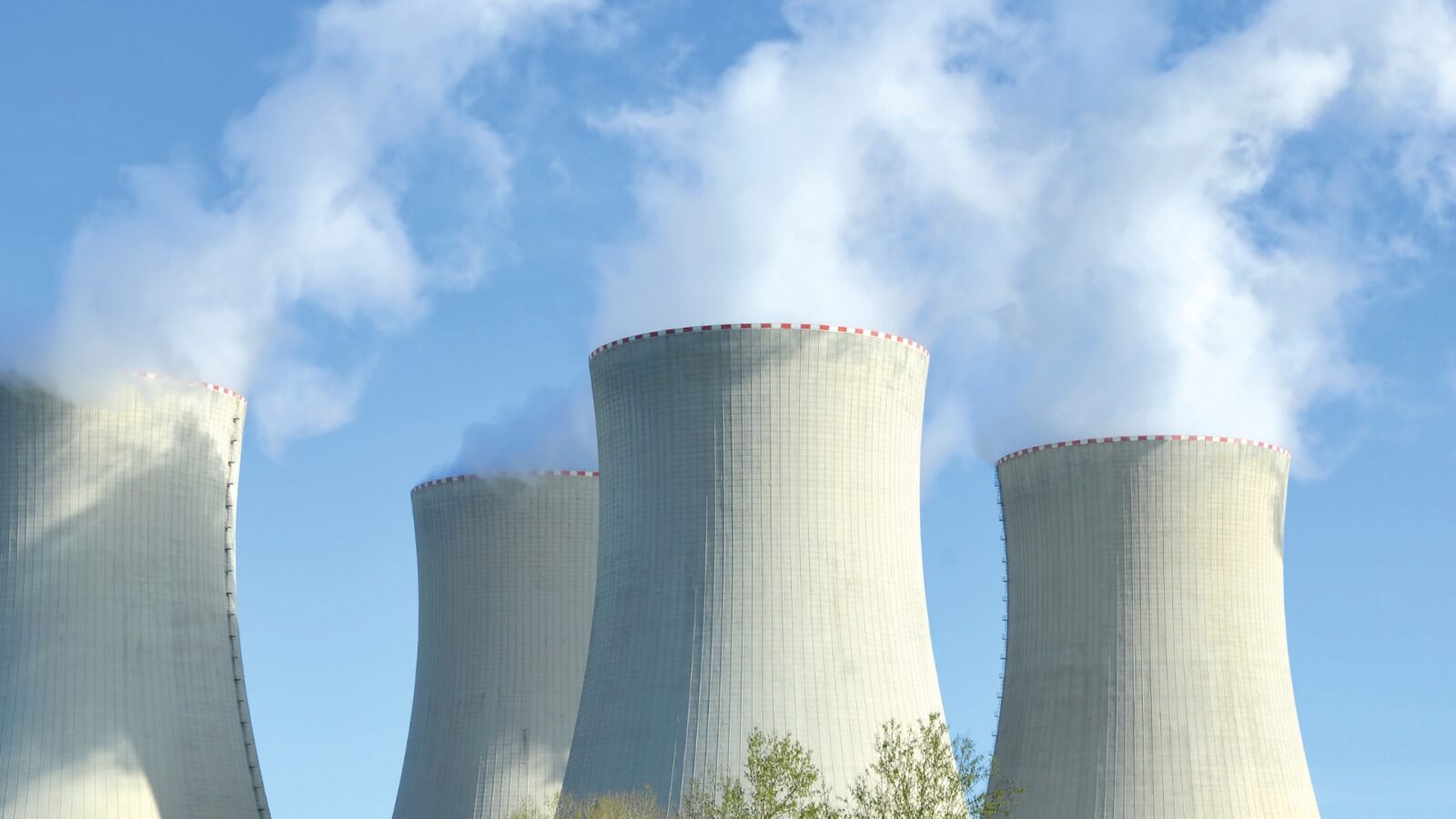 cheminées des centrales nucléaires