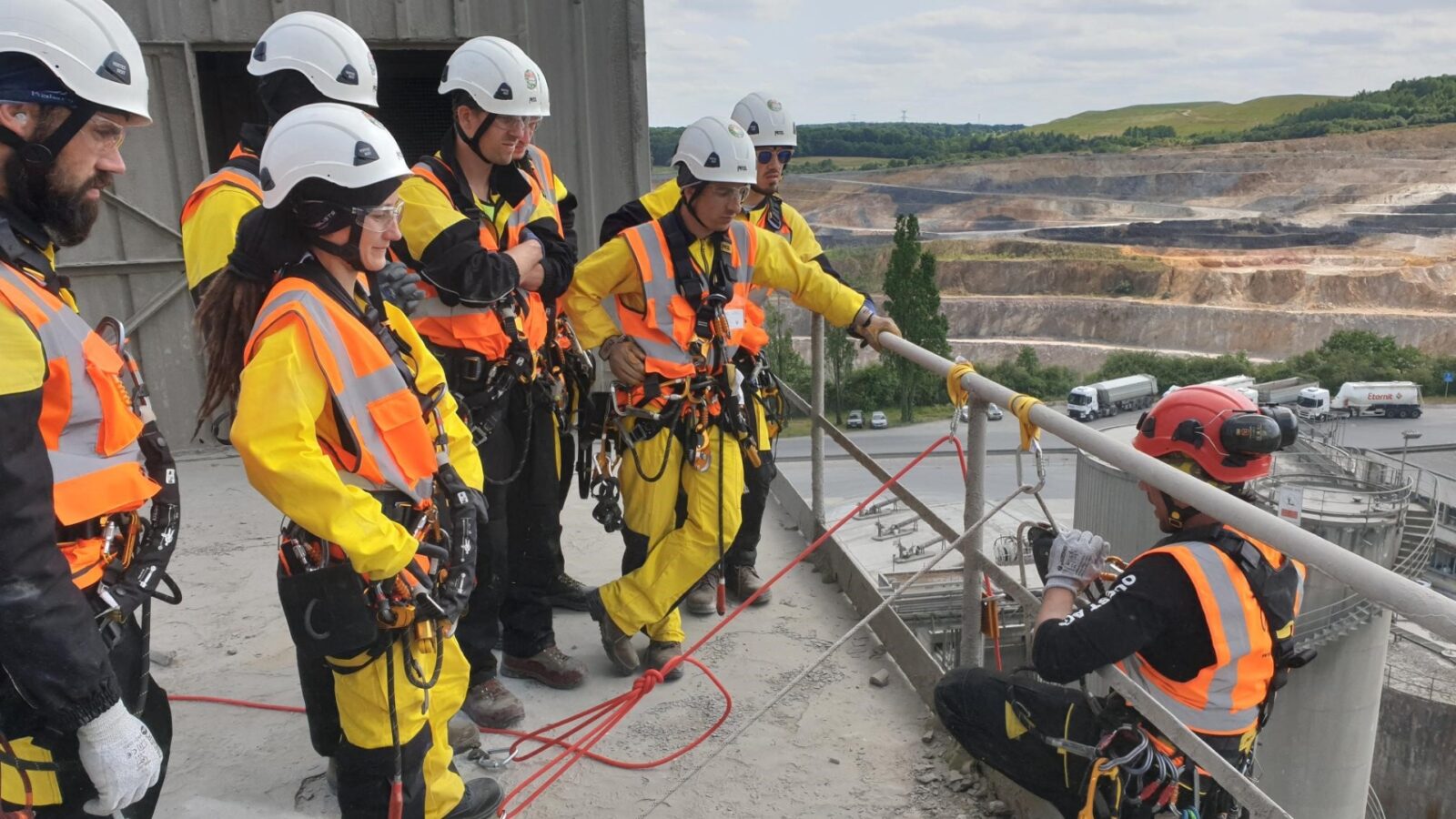 apprentis cordistes en formation écoutant le formateur