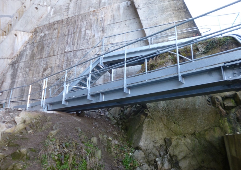 escaliers métalliques sur de la roche