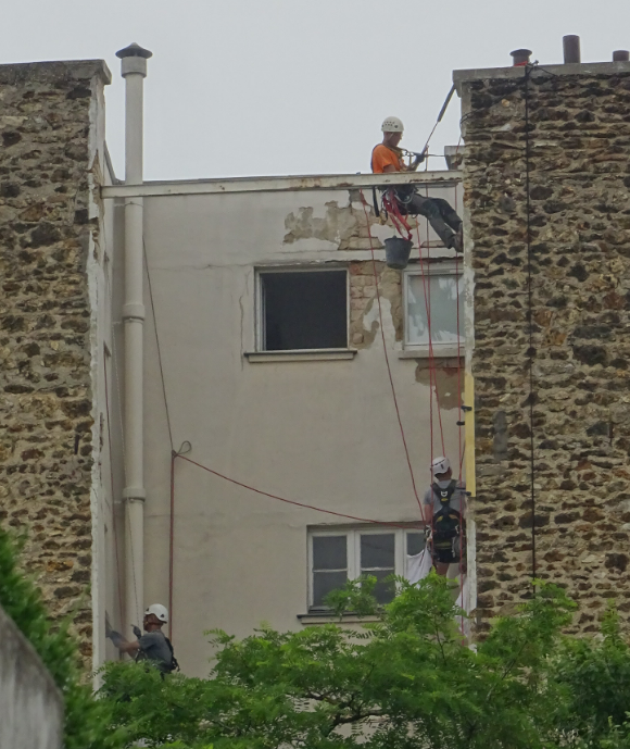 cordistes travaillant sur les façades d'un immeuble