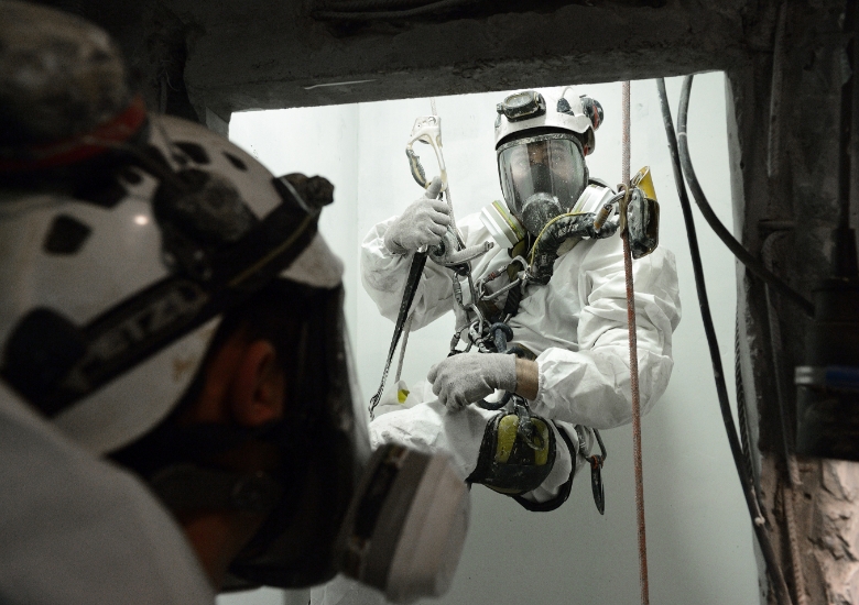 cordistes en combinaison travaillant dans le nucléaire